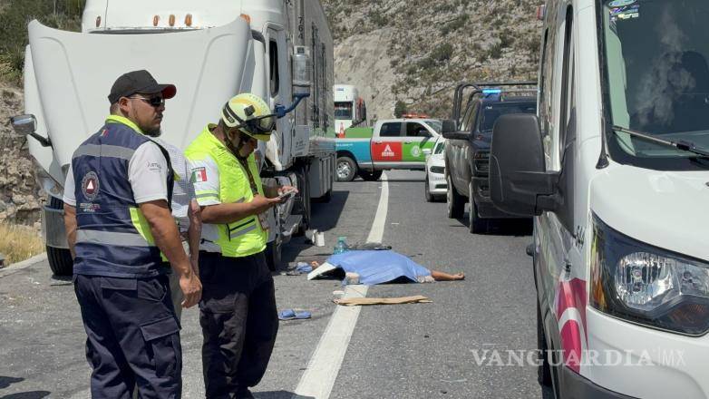 $!Paramédicos acudieron al lugar para atender a los involucrados; uno de los hombres fue trasladado al Hospital General con lesiones graves.