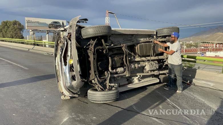 $!La camioneta volcada fue retirada por las autoridades para restablecer la circulación en el bulevar Venustiano Carranza.