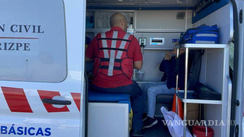 $!Paramédicos valoraron a los ocupantes, sin reportarse heridos de gravedad.