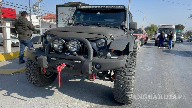 $!Agentes de Tránsito Municipal detuvieron al conductor del vehículo para deslindar responsabilidades.