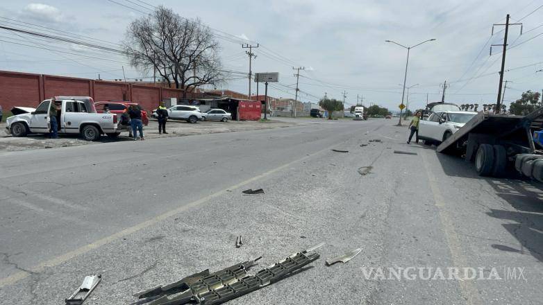 $!Personal de bomberos acudió para atender a los involucrados y valorar daños.