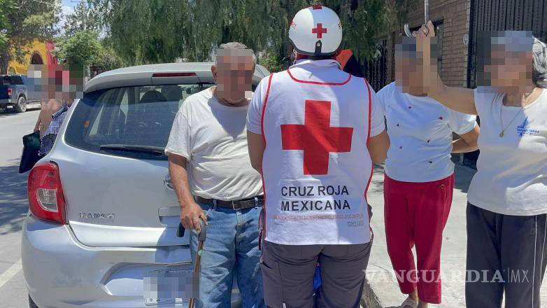 $!Paramédicos de la Cruz Roja acudieron a la calle Francisco Zarco para brindar atención a los hombres lesionados tras el accidente registrado la tarde de este jueves.
