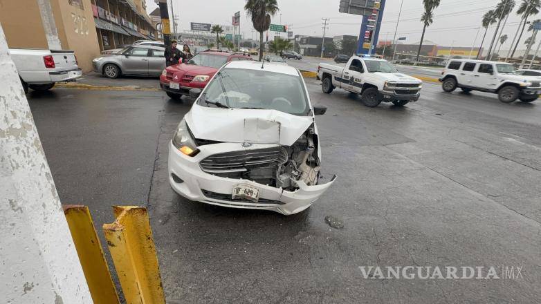$!Elementos de la Policía Municipal acudieron al lugar para tomar conocimiento del accidente y revisar las circunstancias en las que ocurrió.