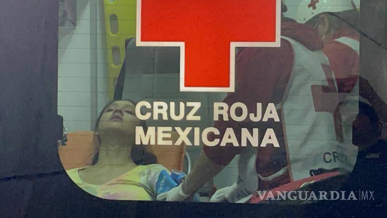 $!Tras la revisión por parte de los paramédicos, la joven decidió esperar a la aseguradora para que sea esta quien se encargue de los pagos de los daños.