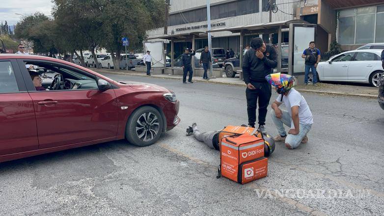 $!El motociclista quedó tendido en el pavimento por varios minutos tras el impacto que le causó una probable fractura en la pierna.