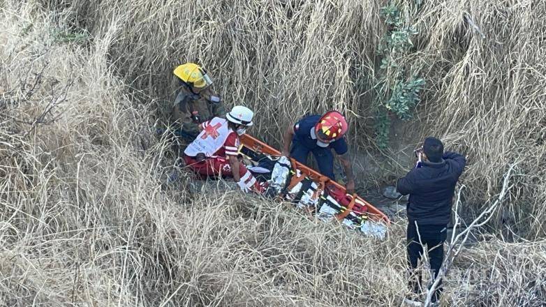 $!Bomberos y paramédicos trabajan en conjunto para subir al herido utilizando cuerdas y una canastilla de rescate.