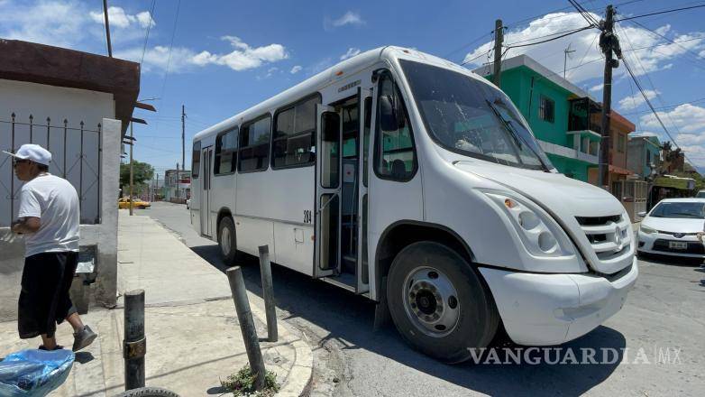 $!El camión de transporte de personal arrastró al adulto mayor varios metros sin que el conductor se detuviera inmediatamente.