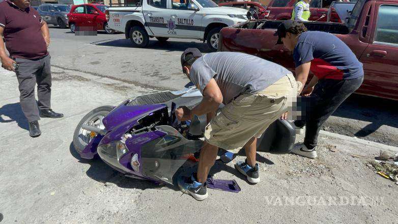 $!Dos motocicletas estacionadas fueron arrolladas durante el accidente.