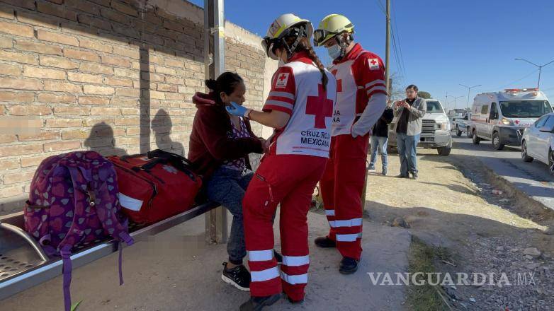 $!Paramédicos de la Cruz Roja atendieron a la pasajera lesionada después del accidente en la ruta Los Valdés.