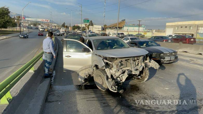 $!Al perder la vista del camino y circular a exceso de velocidad, golpeó las ballenas del muro de contención.