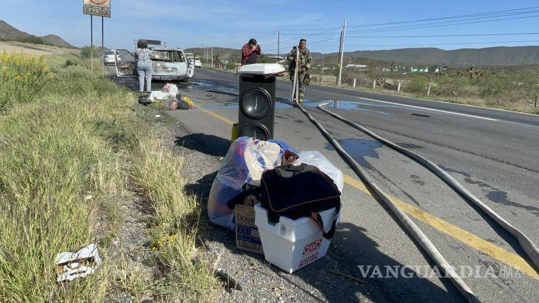 $!Los automovilistas que pasaban los ayudaron a sacar algunas de sus pertenencias.