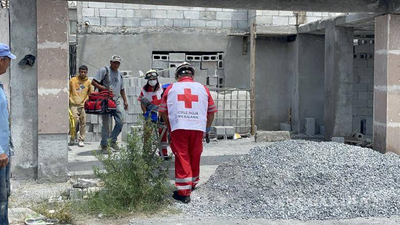 $!Paramédicos de la Cruz Roja atendieron al trabajador en el lugar del accidente antes de trasladarlo de urgencia al Hospital General.
