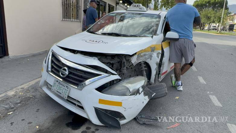 $!El taxi terminó con daños en la parte delantera tras el impacto contra el vehículo MG.