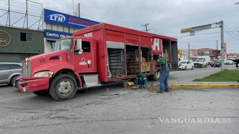 $!Personal del camión repartidor se encargó de limpiar y barrer el cristal para evitar riesgos a otros conductores.