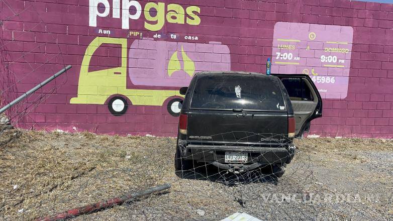 $!Personal de la Cruz Roja y Tránsito Municipal acudió al lugar del accidente para atender a los ocupantes, quienes no requirieron traslado a un hospital.