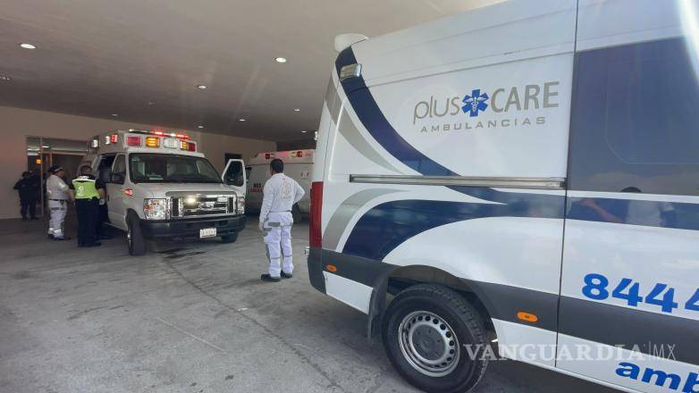 $!Personal médico y unidades de emergencia acompañaron el traslado de Laura Iracheta desde el Hospital General hasta el aeropuerto.