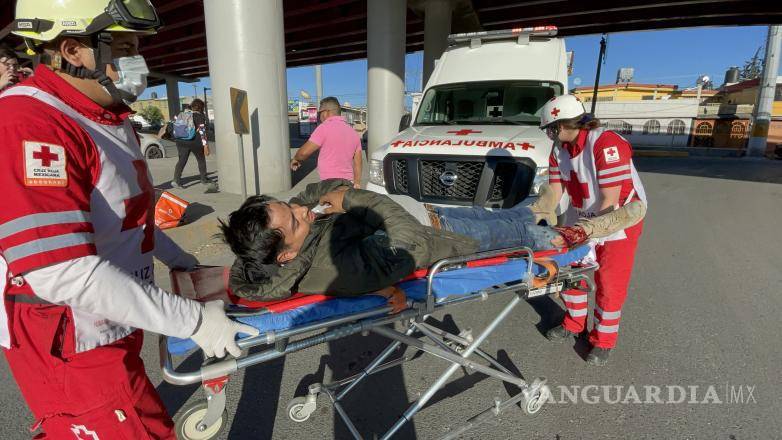 $!Paramédicos de la Cruz Roja atendieron al joven y lo trasladaron al Hospital General para recibir atención médica especializada.
