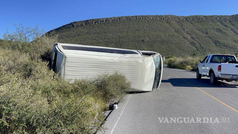 $!Parte de la camioneta quedó sobre el carril de circulación a General Cepeda, afectando el tránsito momentáneamente.