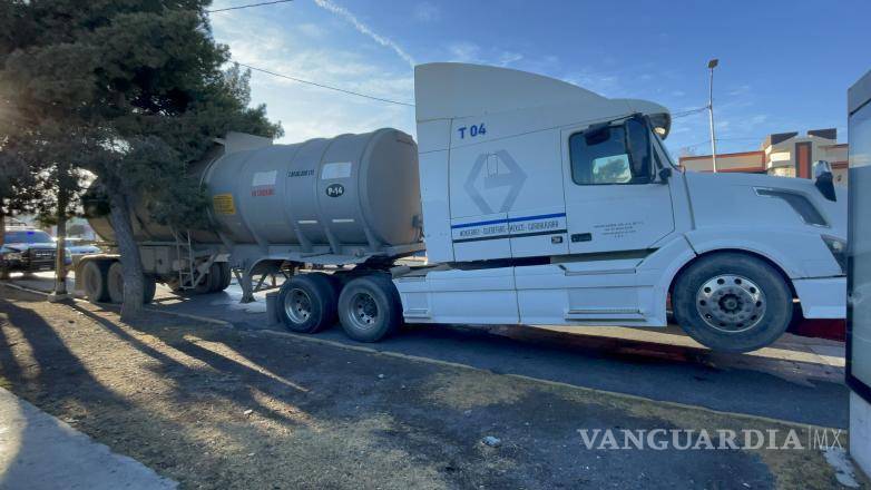 $!La pipa transportaba 30 mil litros de hidrocarburo sin acreditar su procedencia.