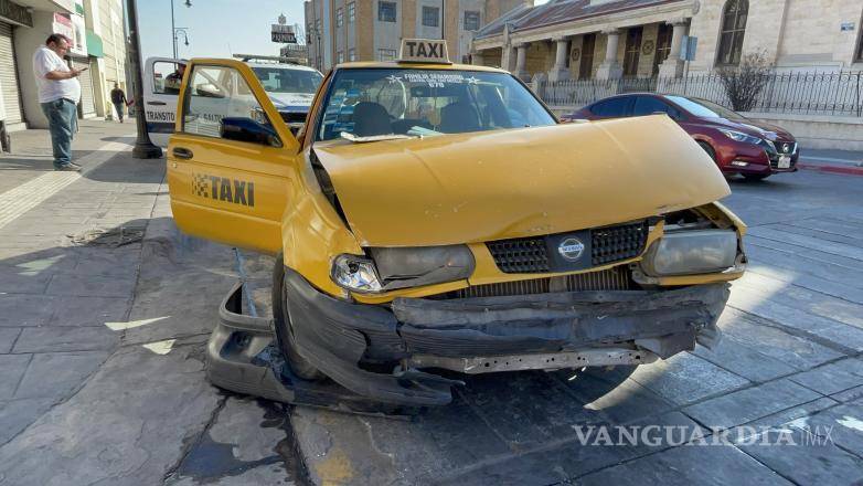 $!El impacto ocurrió cuando uno de los conductores presuntamente ignoró la luz roja.