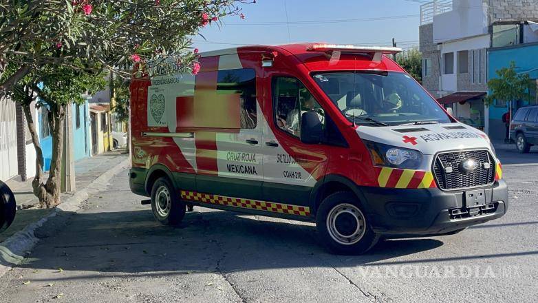 $!Paramédicos de la Cruz Roja atendieron a un hombre de 57 años que sufrió una lesión en la cabeza tras ser presuntamente agredido con un bate de béisbol durante una discusión familiar.