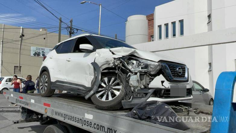 $!Representantes de las aseguradoras de ambos vehículos participaron en la atención del incidente y acordaron cubrir los daños materiales y los gastos médicos derivados del accidente.