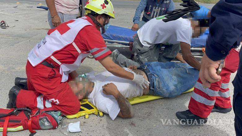 $!Le cierran el paso, derrapa y otro vehículo lo arrastra en Saltillo; resulta lesionado