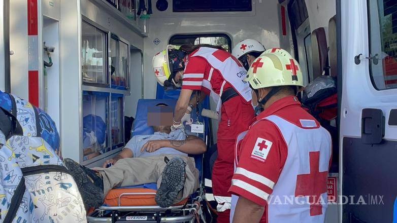 $!Paramédicos de la Cruz Roja brindaron atención al motociclista herido en el hombro izquierdo después del accidente.