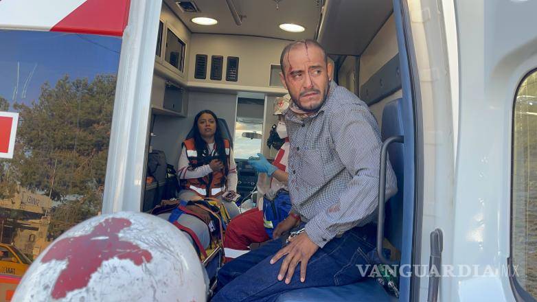 $!Los tres tripulantes de la camioneta fueron llevados al hospital.