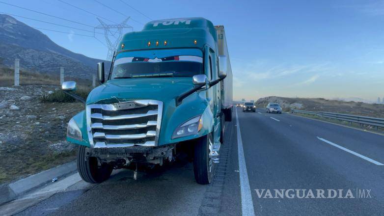 $!El tráiler de la empresa TUM involucrado en el accidente permaneció en el lugar mientras se realizaban las investigaciones.