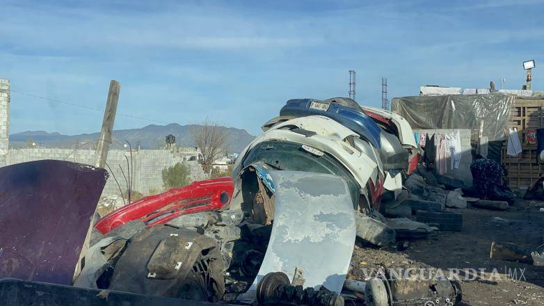$!Los vecinos señalaron que las autopartes que no sirven son quemadas con frecuencia en el arroyo, sin intervención de autoridades.