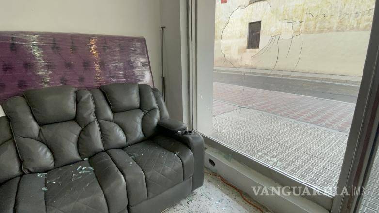 $!El impacto del objeto causó daños a un mueble con valor aproximado de 80 mil pesos, además de la destrucción del cristal del establecimiento.