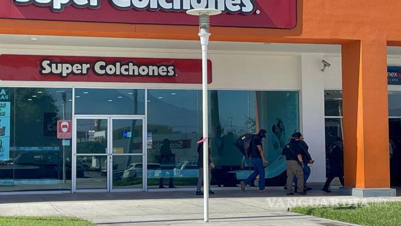 $!Desde el interior del local, se decomisó una variedad de productos falsificados.