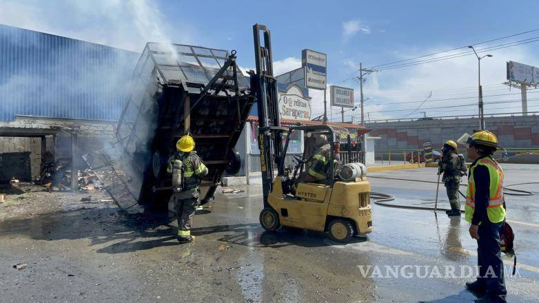 $!El fuego amenazaba con propagarse a un taller y un restaurante cercanos, pero la intervención oportuna evitó una tragedia mayor.