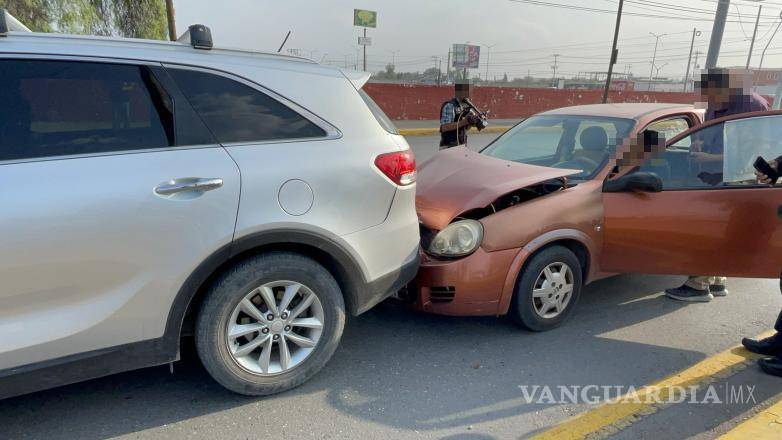 $!Una conductora no alcanzó a frenar y provocó el impacto en cadena entre los vehículos.