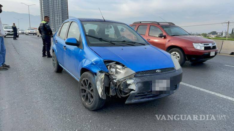 $!Los vehículos quedaron detenidos en el carril derecho mientras se atendía el accidente.