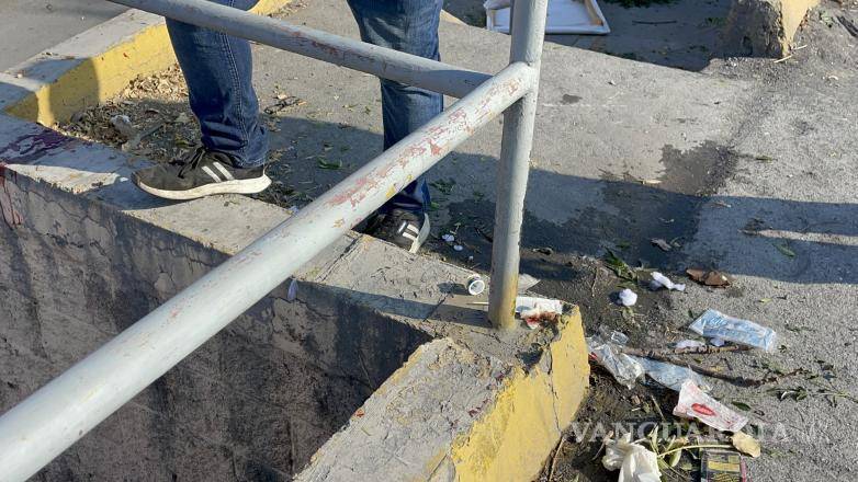 $!El barandal metálico quedó arrancado tras el paso del remolque que se desprendió del Jeep Wrangler.