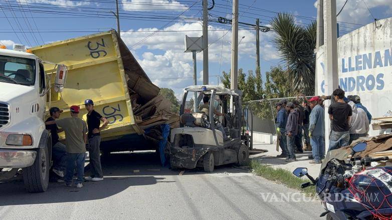 $!Placas de acero y madera quedaron esparcidas sobre la calle Pedro Valdés García tras el accidente.