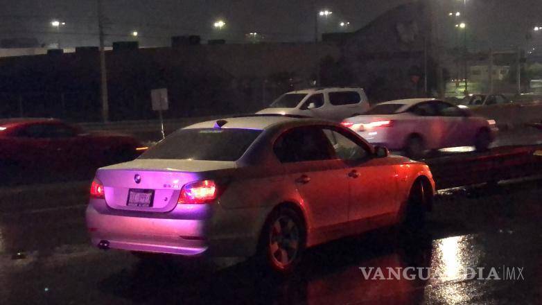 $!El vehículo BMW perdió el control y terminó chocando la barrera metálica de contención.