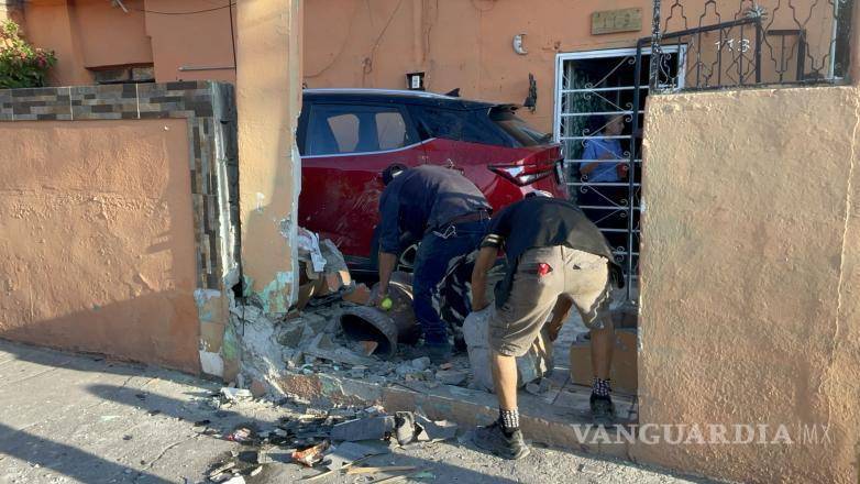 $!Los daños materiales se concentraron en el acceso de la vivienda, donde el vehículo terminó su trayectoria.
