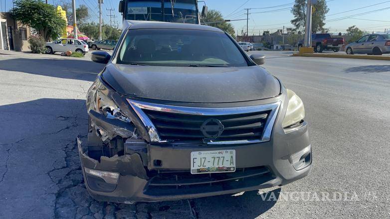 $!El impacto se dio con la parte lateral del camión en el área delantera derecha del auto, dañándole la defensa.