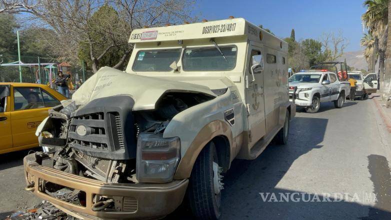 $!Elementos de Tránsito Municipal llegaron rápidamente al lugar para gestionar el caos vehicular y realizar las diligencias correspondientes.