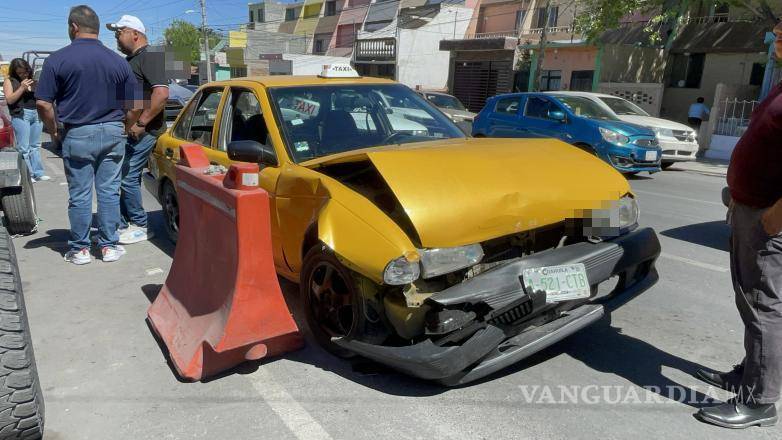 $!El choque en reversa dañó seis vehículos antes de que el auto se detuviera.