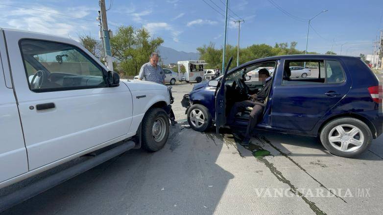 $!Ambos conductores quedaron en espera de sus aseguradoras para resolver el daño material.