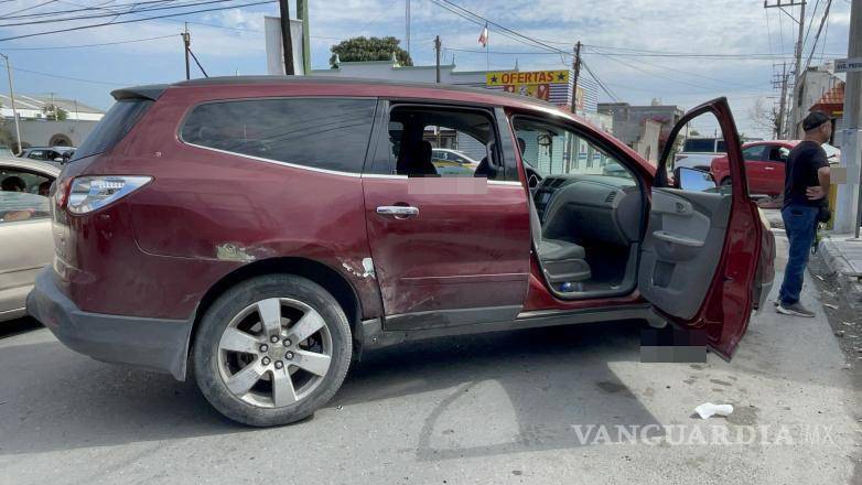 $!La camioneta giró tras el choque, quedando en sentido contrario a su circulación.