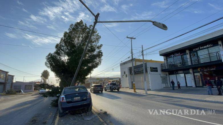 $!Árbol y poste resultaron dañados tras el impacto, evidenciando la magnitud del accidente.