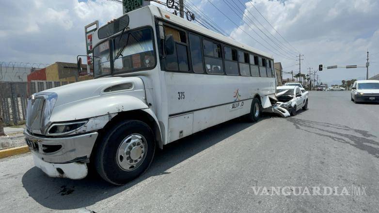 $!De acuerdo con los primeros reportes, el conductor del automóvil habría acelerado su marcha al salir de la curva de retorno, sin advertir la presencia del camión que realizaba maniobras en una parada establecida.