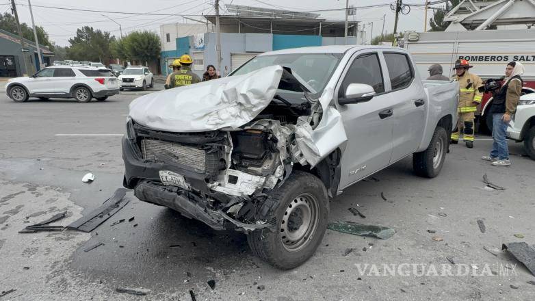 $!El accidente ocurrió en el cruce de Mariano Abasolo y Lázaro Cárdenas, donde ambas unidades colisionaron.