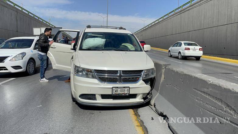 $!Personal de la Policía Municipal acudió rápidamente a abanderar el accidente y evitar otro siniestro.
