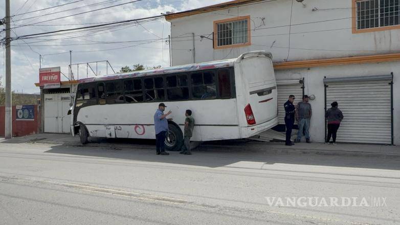 $!Paramédicos valoraron al conductor y pasajeros, quienes resultaron ilesos tras el accidente.